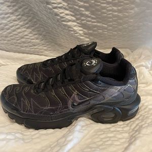 Nike Youth Air Max Plus GS TN SE Black Dark Grey